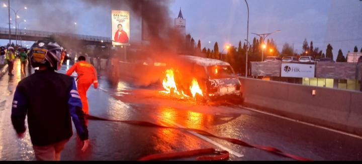 Mobil Pete-pete Terbakar Hebat saat Melaju di Fly Over Makassar, 3 Penumpangnya Kabur